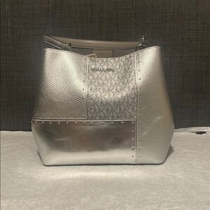 NWT MICHAEL KORS BUCKET BAG